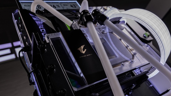 Открытый стенд Granzon G20: RTX 5090, Ryzen 9 9950X3D и кастомное СЖО | HYPERPC