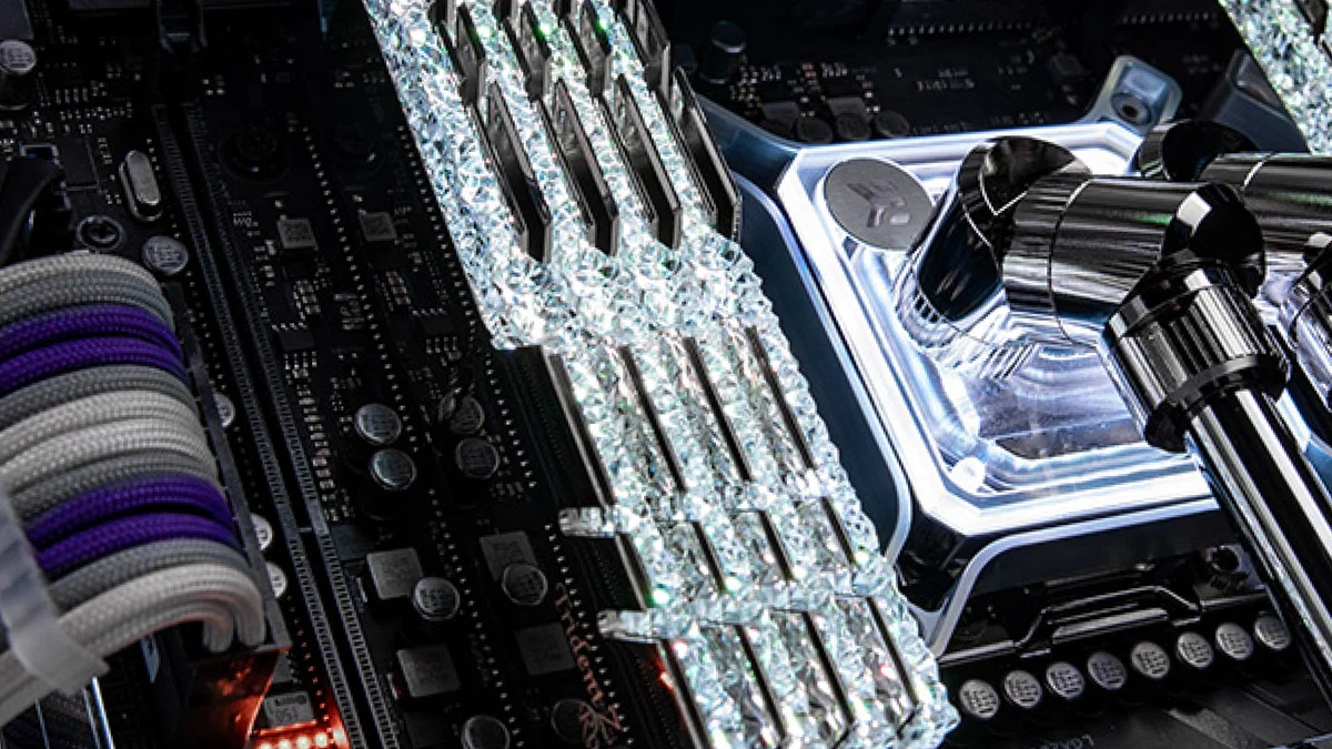 Модули оперативной памяти DDR5 на материнской плате