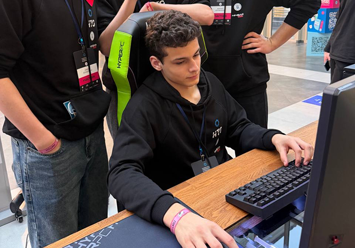 Участники DreamBig Fest на стенде HYPERPC