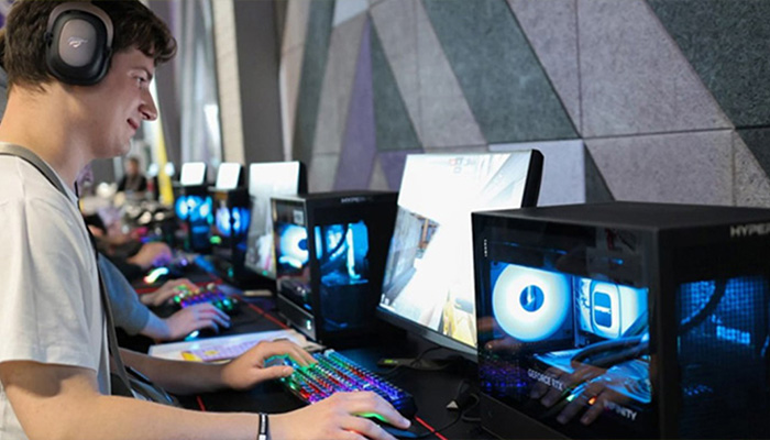 Участники фестиваля играют на компьютерах HYPERPC серии PLAY