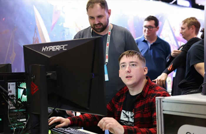 Участники фестиваля тестируют компьютеры HYPERPC серии PLAY