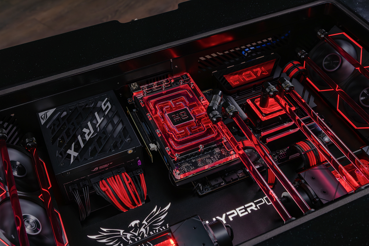Внутреннее пространство HYPERPC DESK с RTX 5090 и красной СЖО