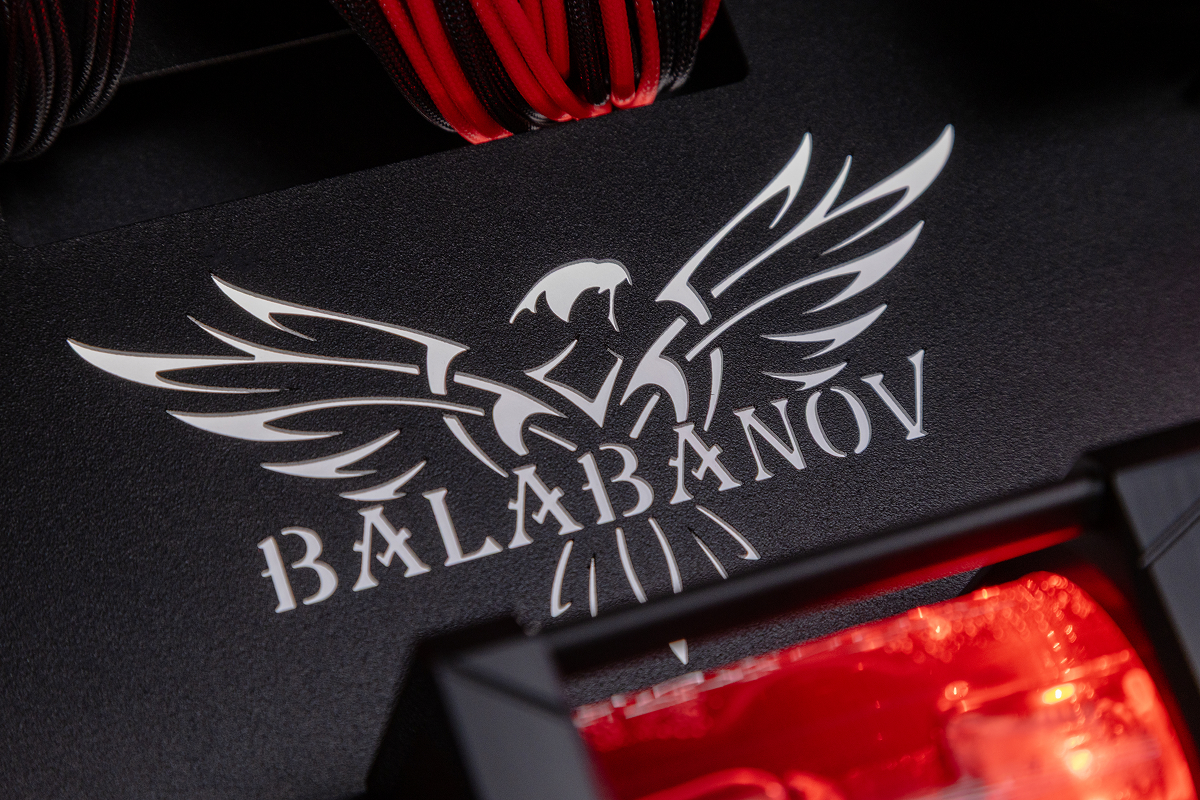 Фирменный брендинг BALABANOV внутри HYPERPC DESK