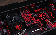 Внутреннее пространство HYPERPC DESK с RTX 5090 и красной СЖО