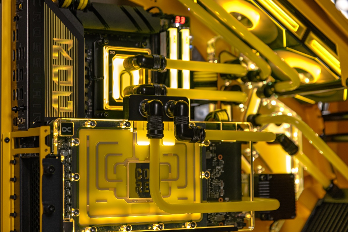 Водоблок RTX 5080 и жёлтый контур СЖО HYPERPC CYBER