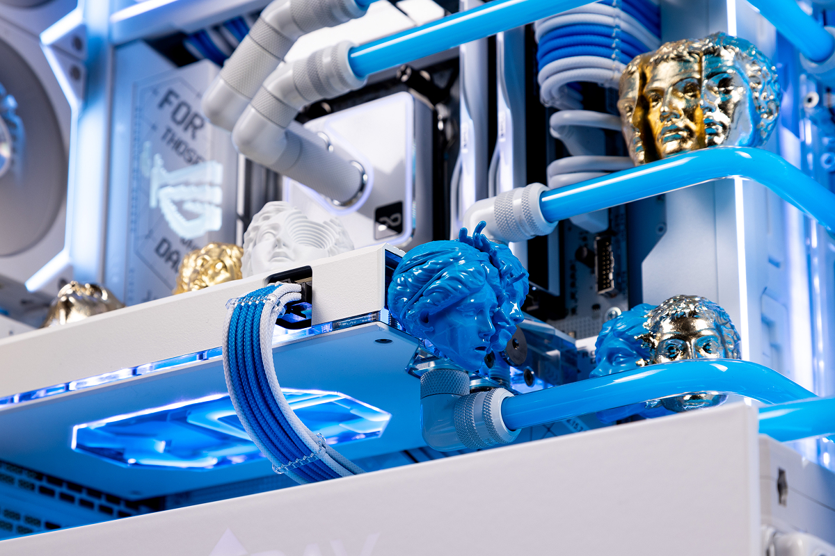 HYPERPC CONCEPT x FunPay — крупный план золотых сфер и деталей