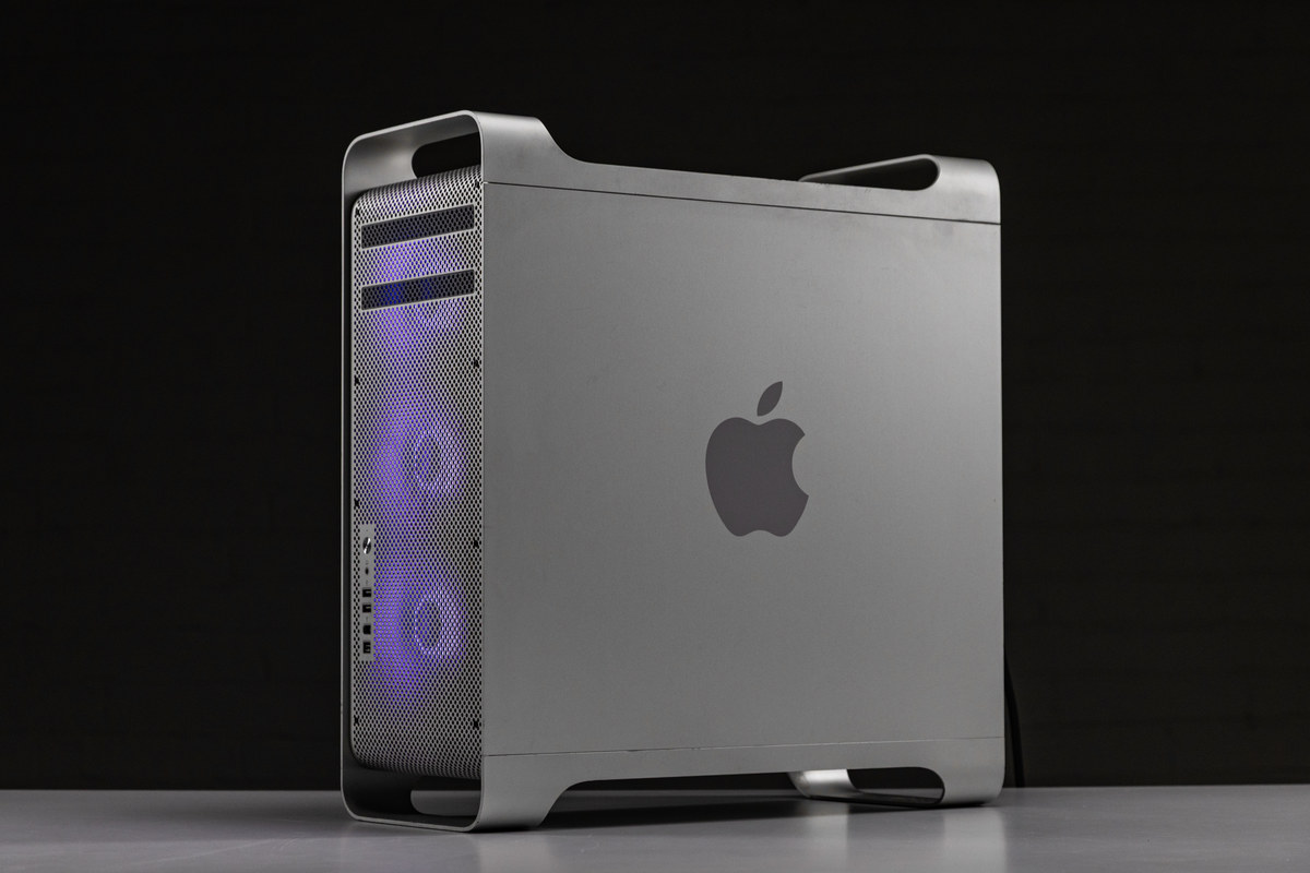 Вторая жизнь легенды: Мощная Windows-станция в ретро-корпусе Apple Mac Pro для игр и управления взглядом
