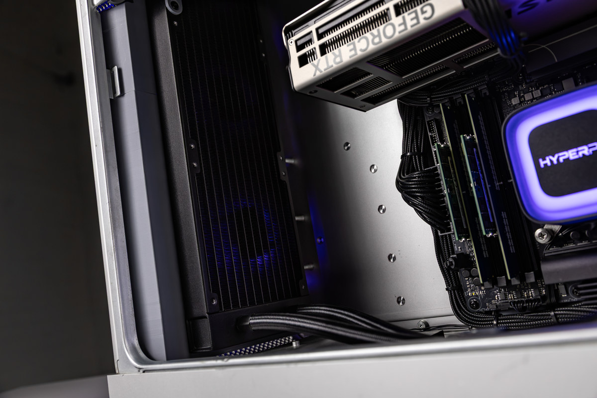 Вторая жизнь легенды: Мощная Windows-станция в ретро-корпусе Apple Mac Pro для игр и управления взглядом