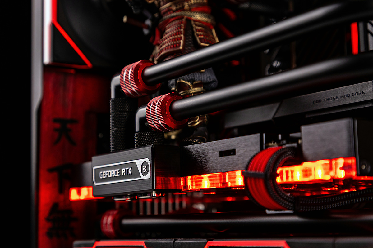 HYPERPC Самурай — водоблок RTX 5090, жёсткие трубки СЖО и красные фитинги