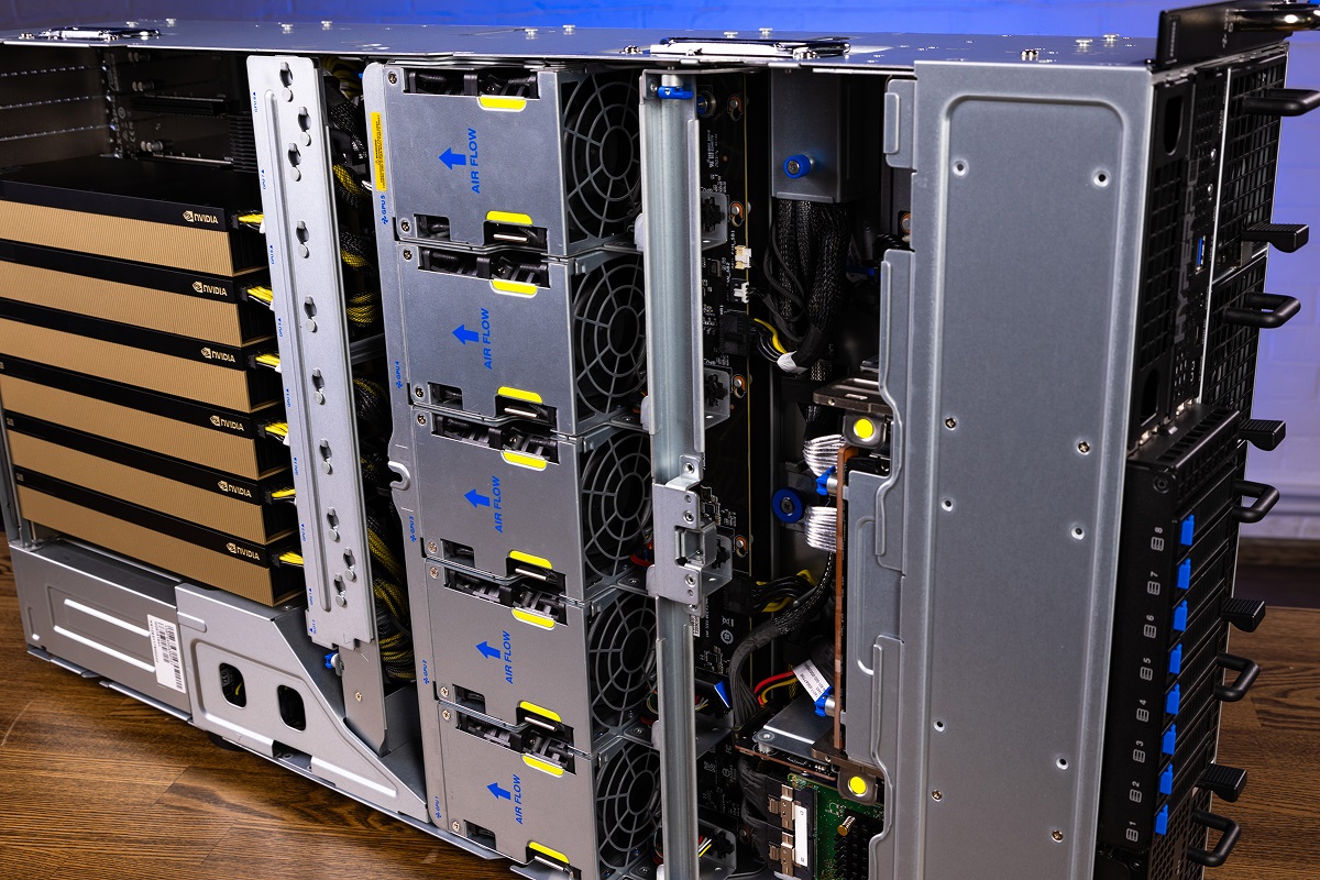 Ультимативный вычислительный кластер для обучения ИИ — крупный план видеокарт и процессоров