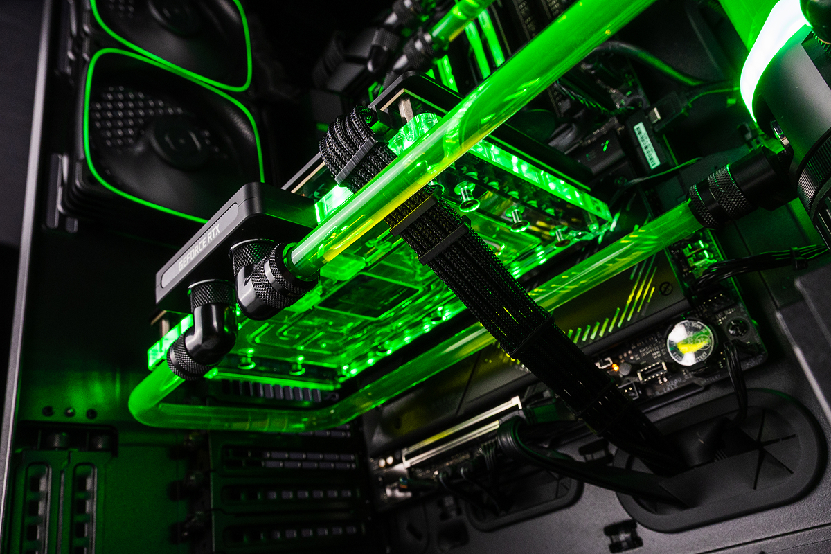 Кастомный водоблок Palit GeForce RTX 5090 GameRock и чистый кабель-менеджмент