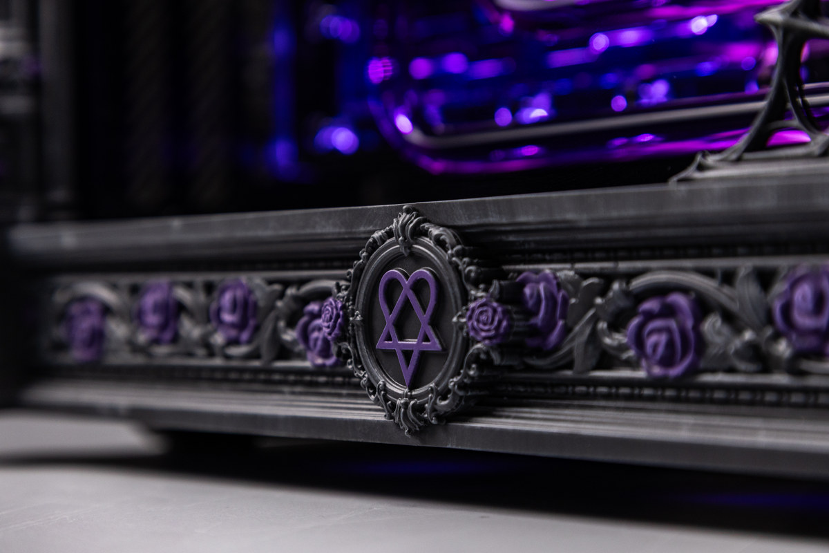 Готические арки, шпили и розы на кастомных 3D-панелях HYPERPC