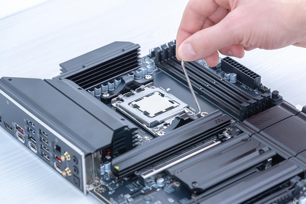 Фиксация процессора в сокете перед монтажом кулера